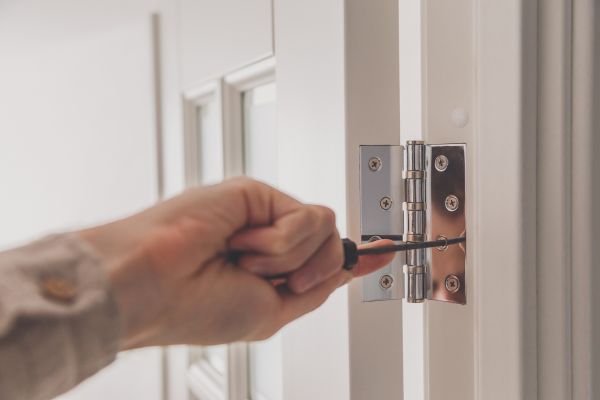 Hinge Repair in Lilburn