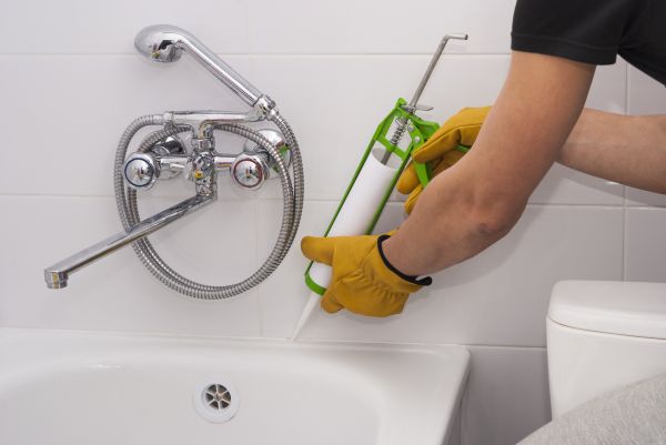 Bathtub Caulking in Lilburn